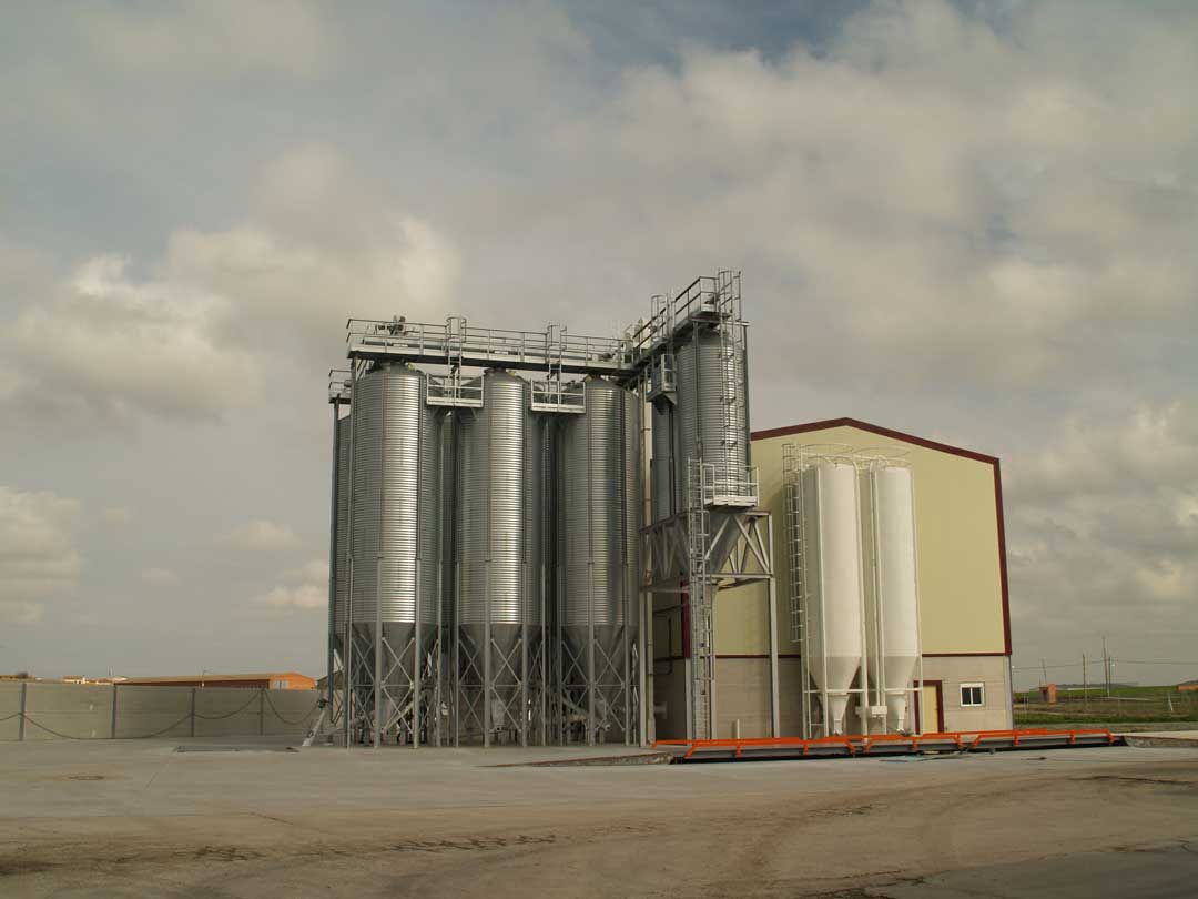 https://mgnfeedmills.com/images/pages/products/storage/silos/SILOS-GRANJA-AVICOLA-GALLEGO-P2163121-2.jpg